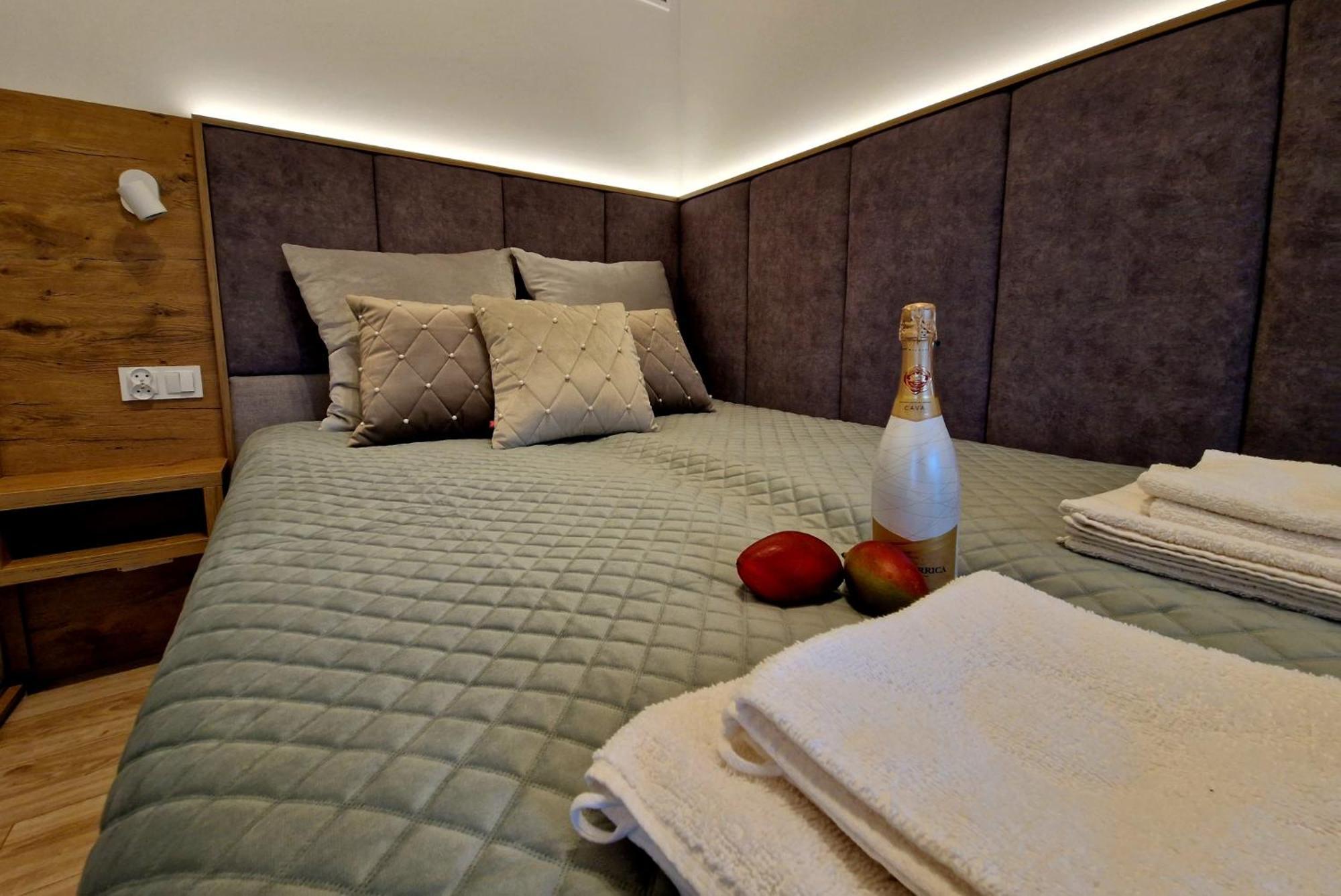 Nowe Domki Deluxe Z Widokiem Na Zatoke Z Basenem I Sauna Oslonino Exterior foto